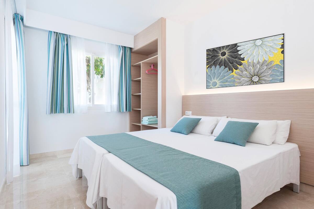 In-room safe, cribs (free), WiFi (free), bed sheets