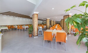 Breakfast, lunch and dinner served