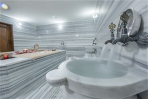Tyrkisk bad/hamam, kroppsbehandlinger, kroppsinnpakning og kroppsskrubb