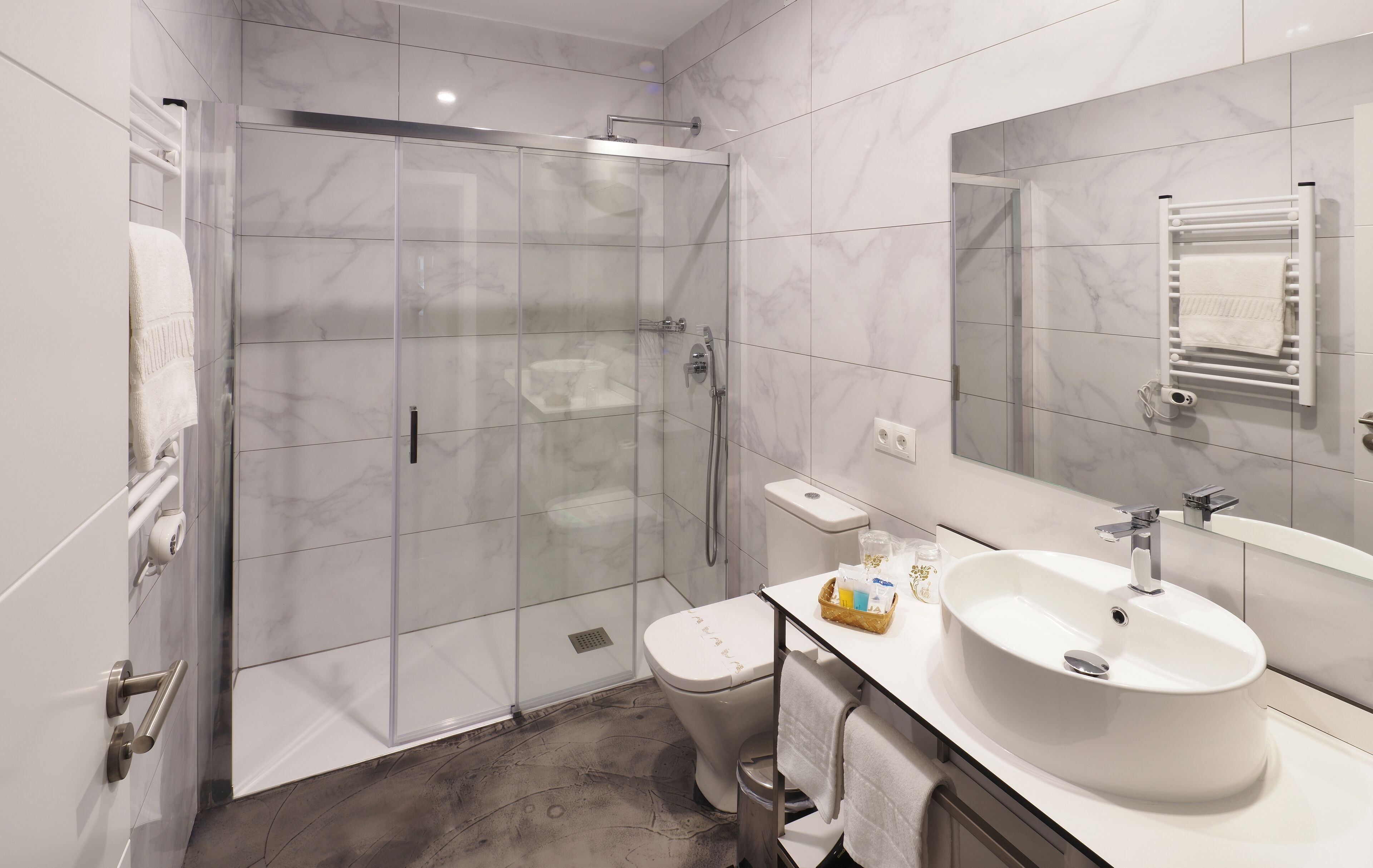 combined shower/bathtub, free toiletries, hair dryer, towels