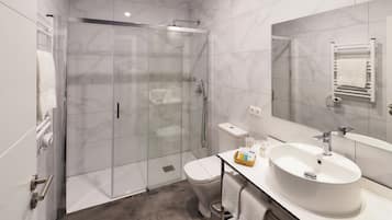 Ducha y bañera combinadas y artículos de higiene personal gratuitos