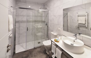 Ducha y bañera combinadas y artículos de higiene personal gratuitos