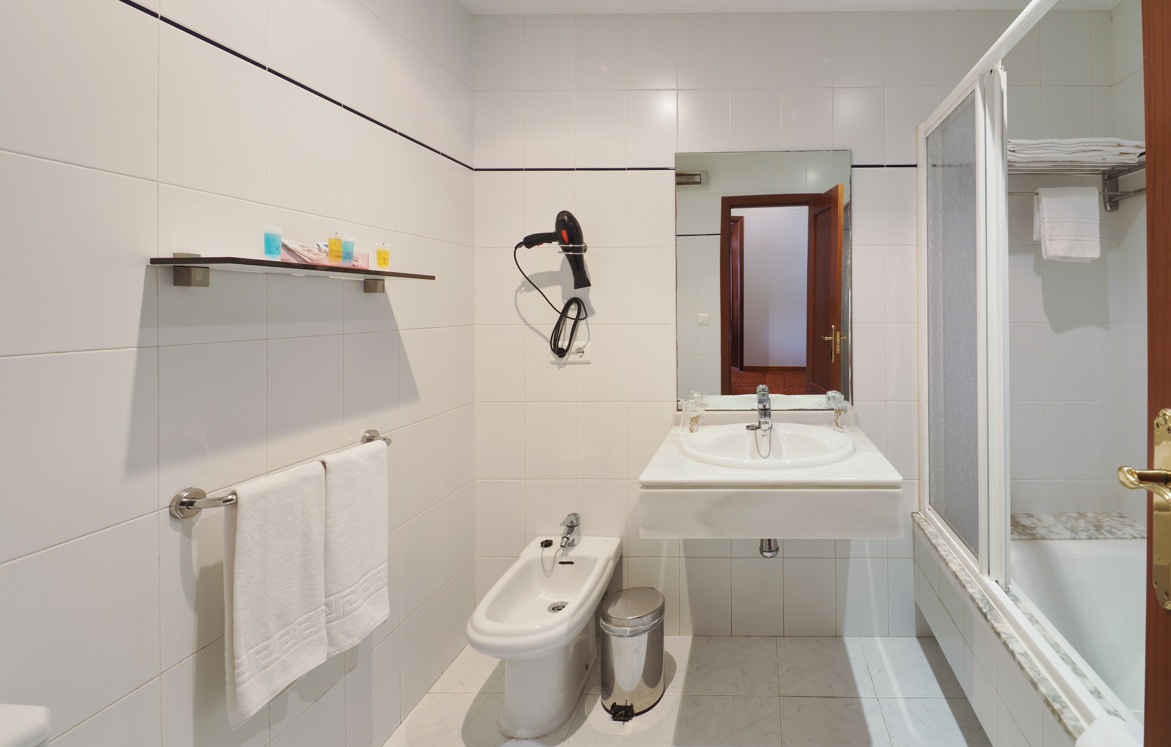 combined shower/bathtub, free toiletries, hair dryer, towels