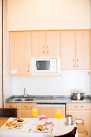 Private kitchenette - Hotel Apartamentos Dabarca (Pontevedra)
