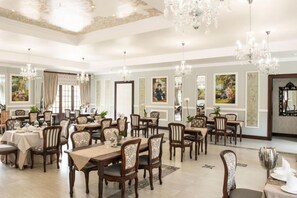 Breakfast, lunch, dinner served; Fusion cuisine, pool views - Ivory Manor Boutique Hotel (Pretoria)