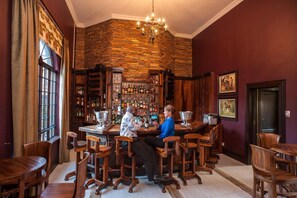2 bars/lounges