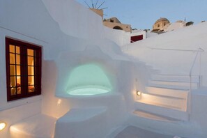 Outdoor spa tub - The Architect's Cave House (Santorini)