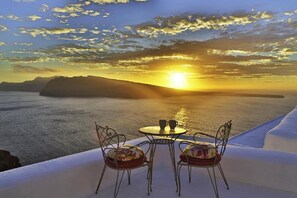 Property grounds - The Architect's Cave House (Santorini)