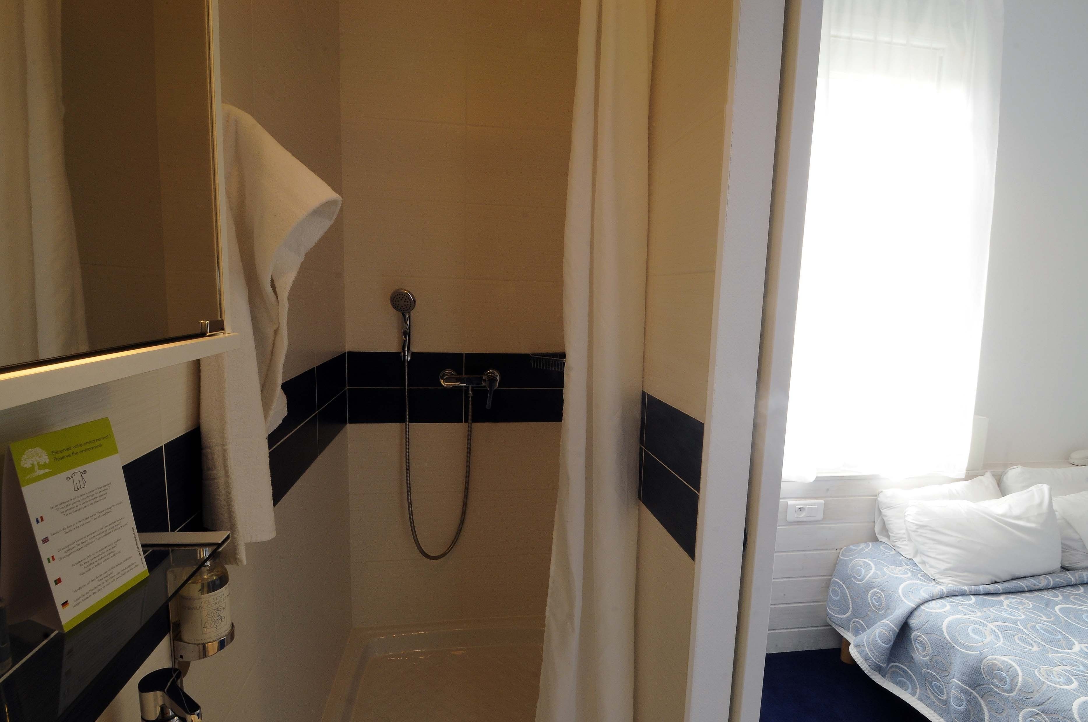 standard double room | bathroom shower