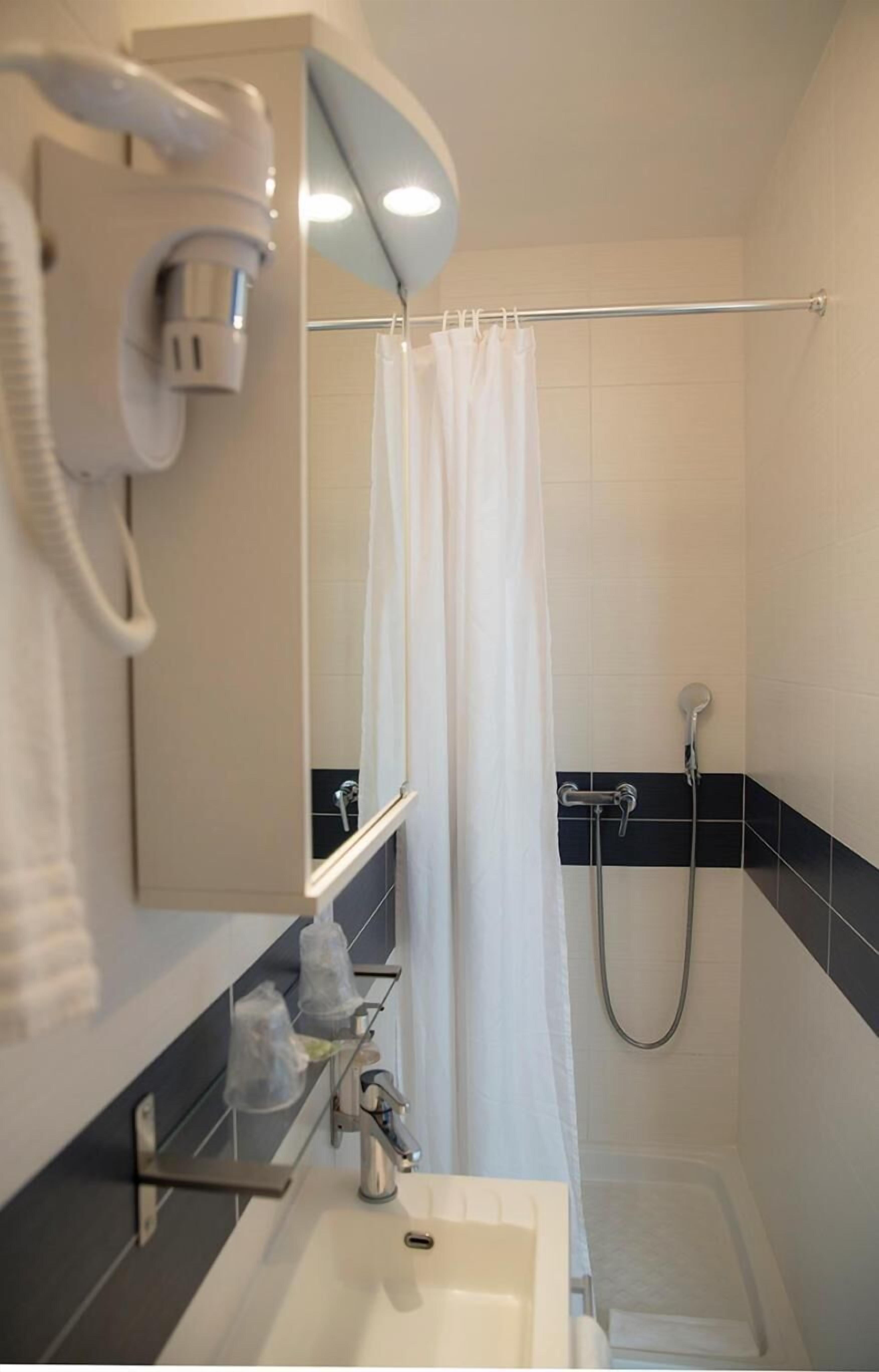 shower, free toiletries, hair dryer, towels