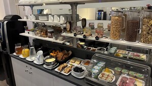 Un bufé de desayuno con diversas opciones de comida y bebidas.