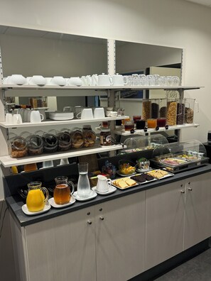 Tägliches Frühstücksbuffet (11.00 EUR pro Person)