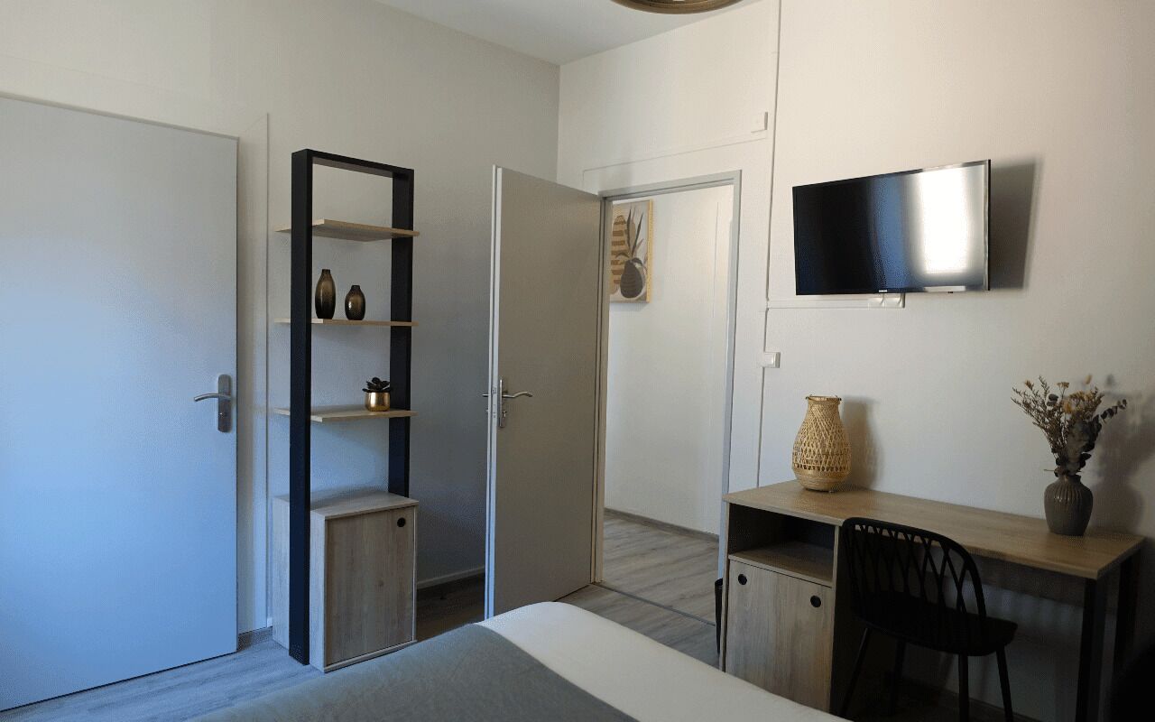 appartement ville 2 | premium bedding, select comfort beds, desk, soundproofing