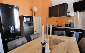 Appartement ville 2 | Private kitchen - Hôtel Emeraude (Confolens)