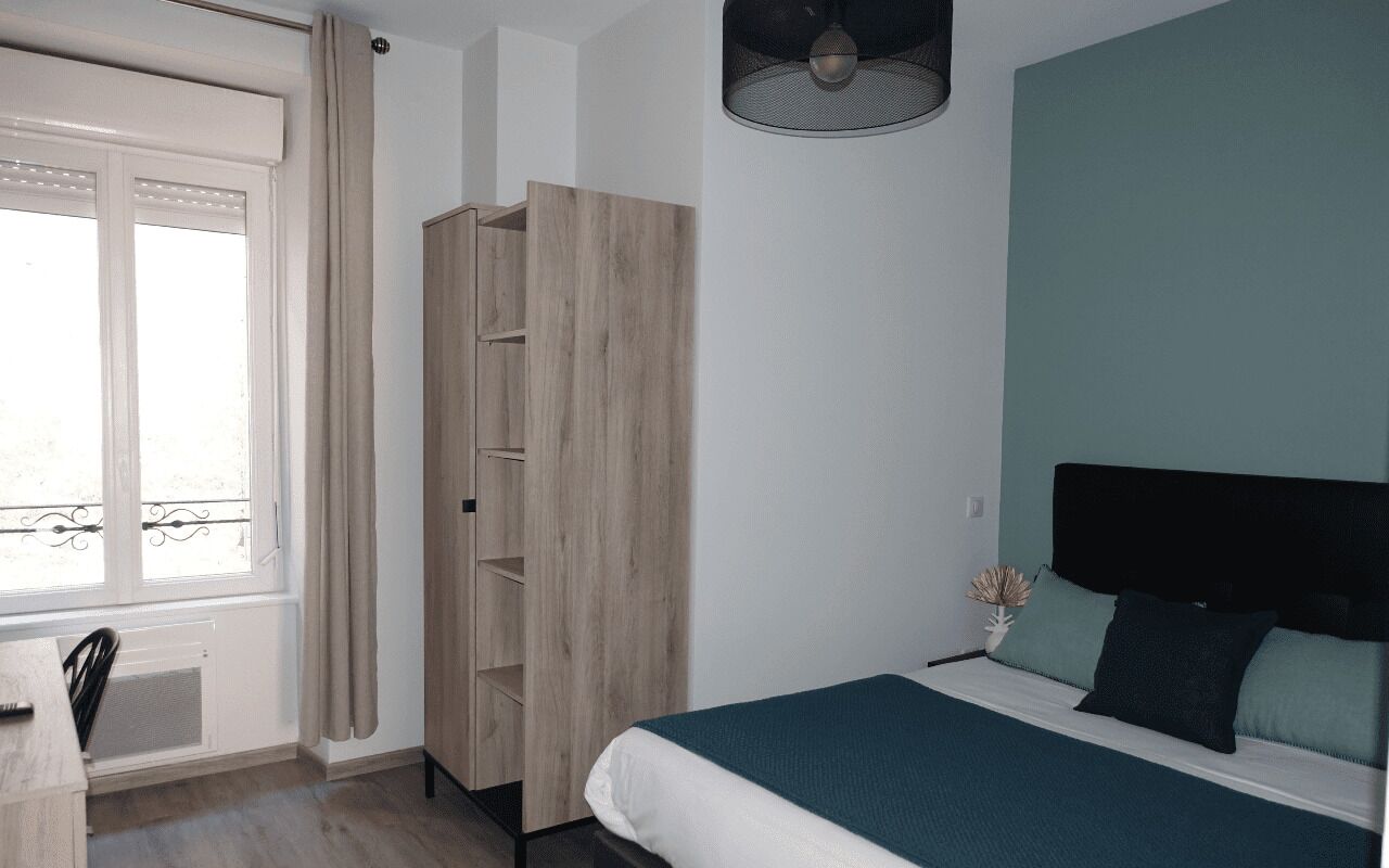appartement ville 2 | premium bedding, select comfort beds, desk, soundproofing