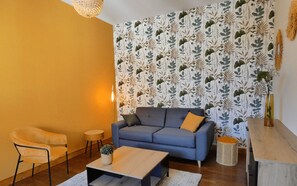 Appartement ville 2 | Living area | 25-inch flat-screen TV with digital channels, TV - Hôtel Emeraude (Confolens)