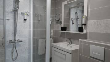 Classic Apartment | Bathroom | Shower, free toiletries, hair dryer, towels