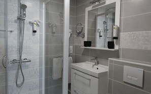 Classic Apartment | Bathroom | Shower, free toiletries, hair dryer, towels - Hôtel Emeraude (Confolens)