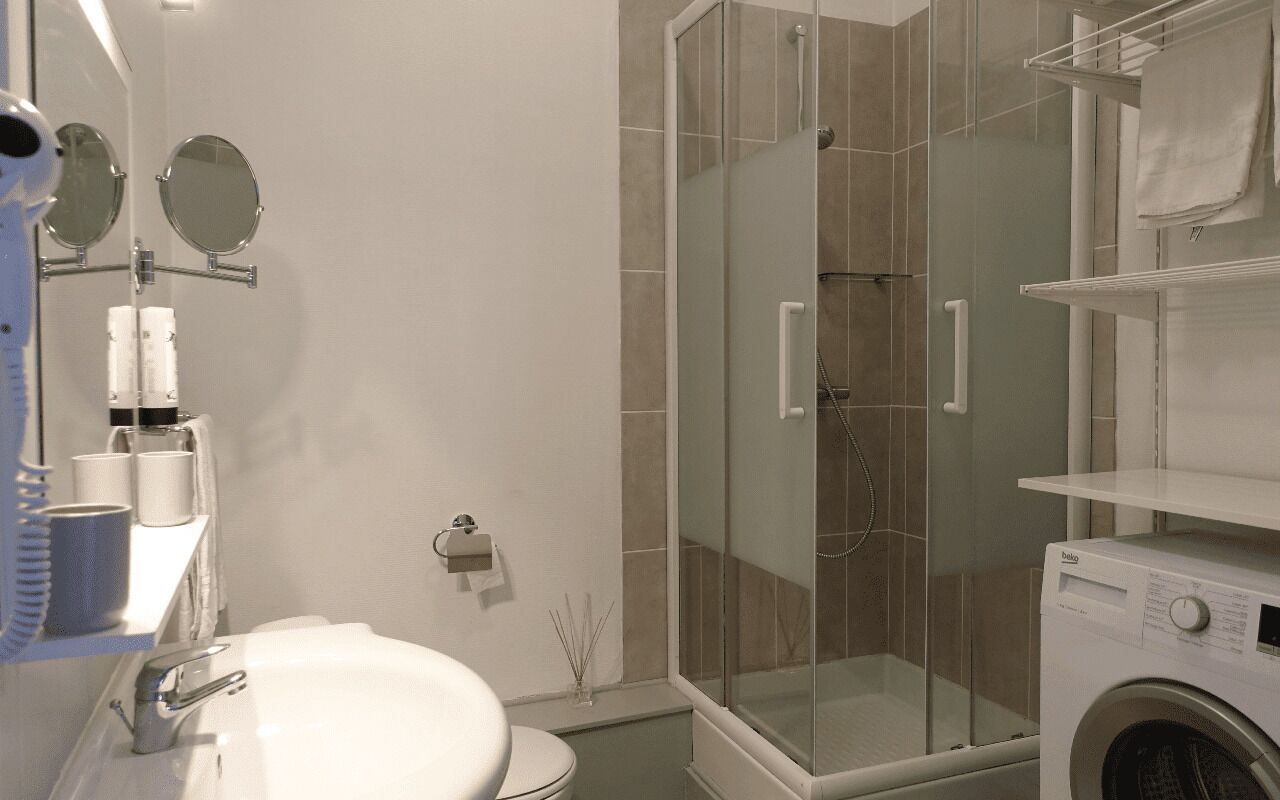 city apartment | bathroom | shower, free toiletries, hair dryer, towels