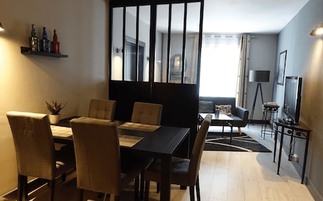Classic Apartment | Living area | 25-inch flat-screen TV with digital channels, TV. Hôtel Emeraude