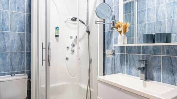 Familiekamer | Badkamer | Een douche, gratis toiletartikelen, een haardroger, handdoeken
