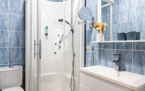 Family Room | Bathroom - Hôtel Emeraude (Confolens)