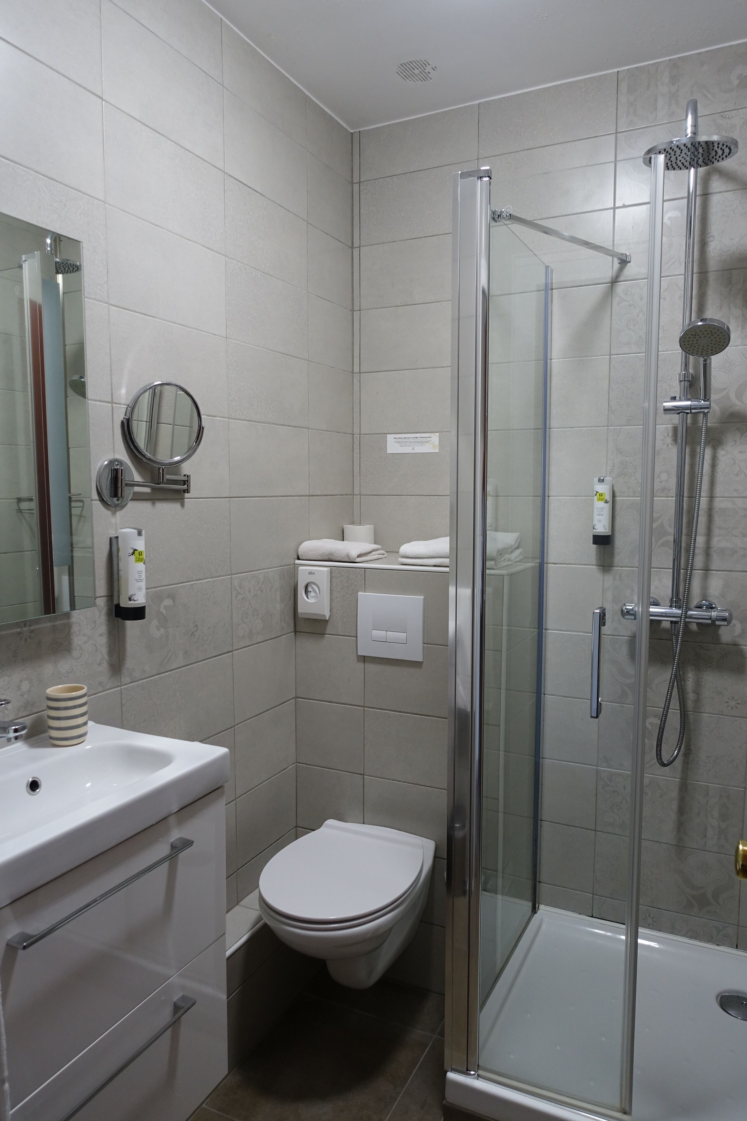 shower, free toiletries, hair dryer, towels