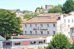A building with a sign reading "Hotel Emeraude Restaurant".