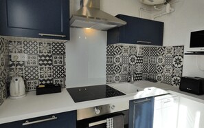 City Apartment | Private kitchen - Hôtel Emeraude (Confolens)