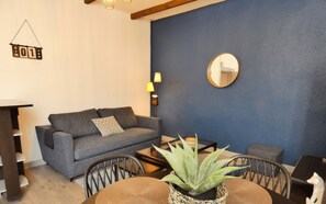 City Apartment | Living area | 25-inch flat-screen TV with digital channels, TV - Hôtel Emeraude (Confolens)