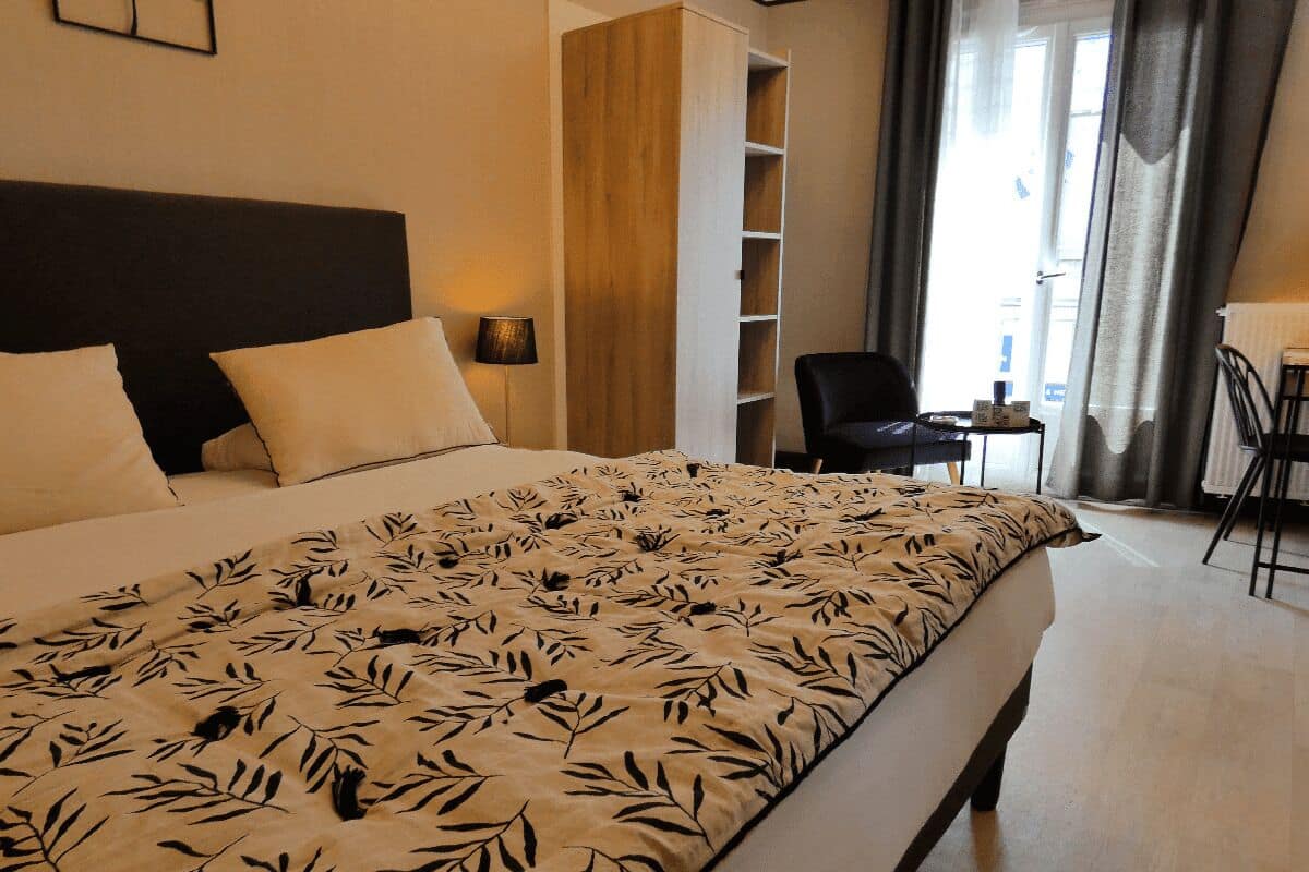 Appartement classique | Literie de qualité, lit avec matelas Select Comfort, bureau