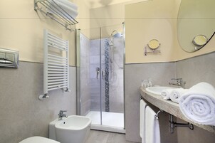 Doppia Classic | Bagno | Doccia, set di cortesia gratuito, asciugacapelli, accappatoio