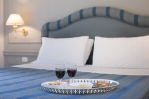 Superior Double or Twin Room | Room service – dining - Ruins B&B (Ercolano)