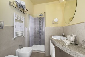 Deluxe Quadruple Room | Bathroom - Ruins B&B (Ercolano)