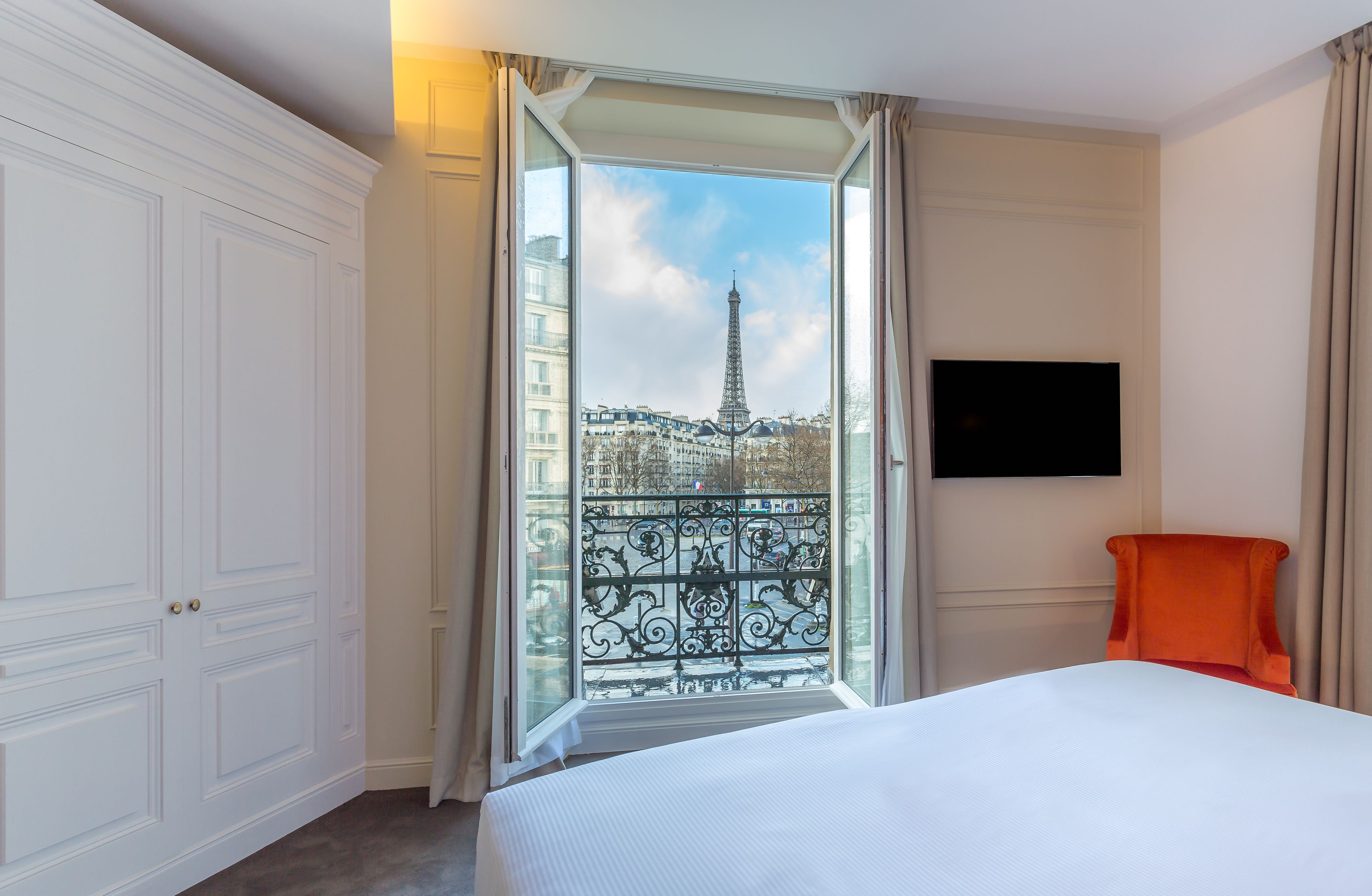 executive room (comtesse), eiffel tower front view  | view from room
