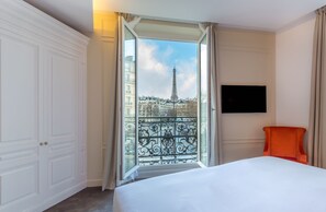 Executive Room (Comtesse), Eiffel Tower front view  | View from room