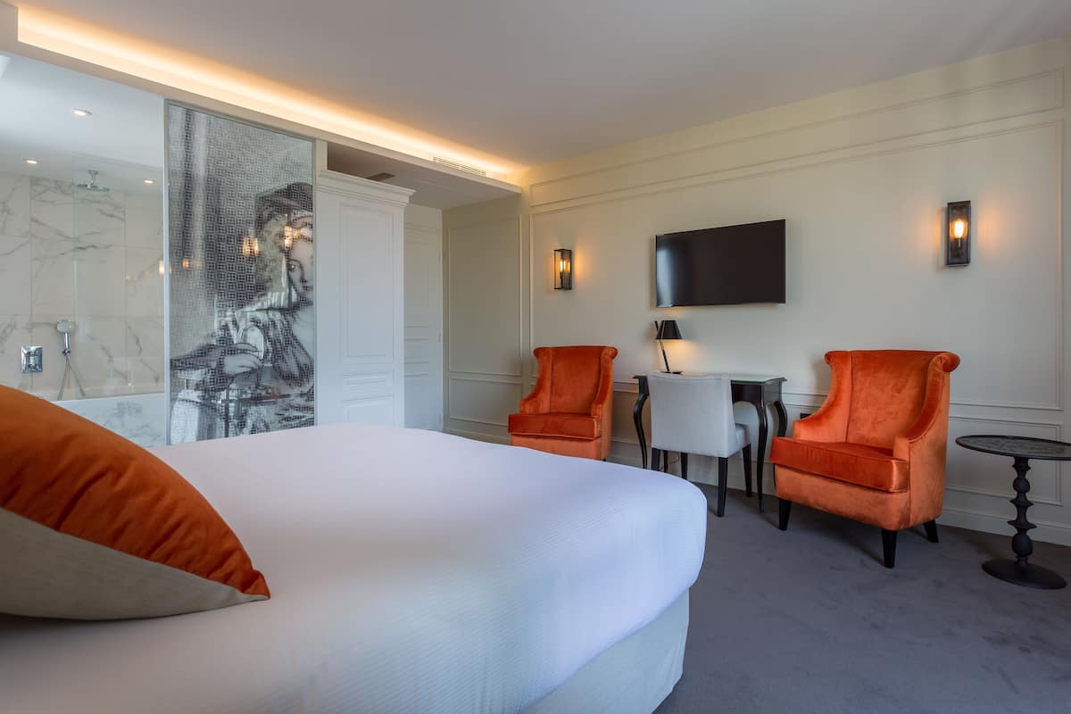 Junior Suite (Royale), Eiffel Tower front view | 1 bedroom, premium bedding, minibar, in-room safe