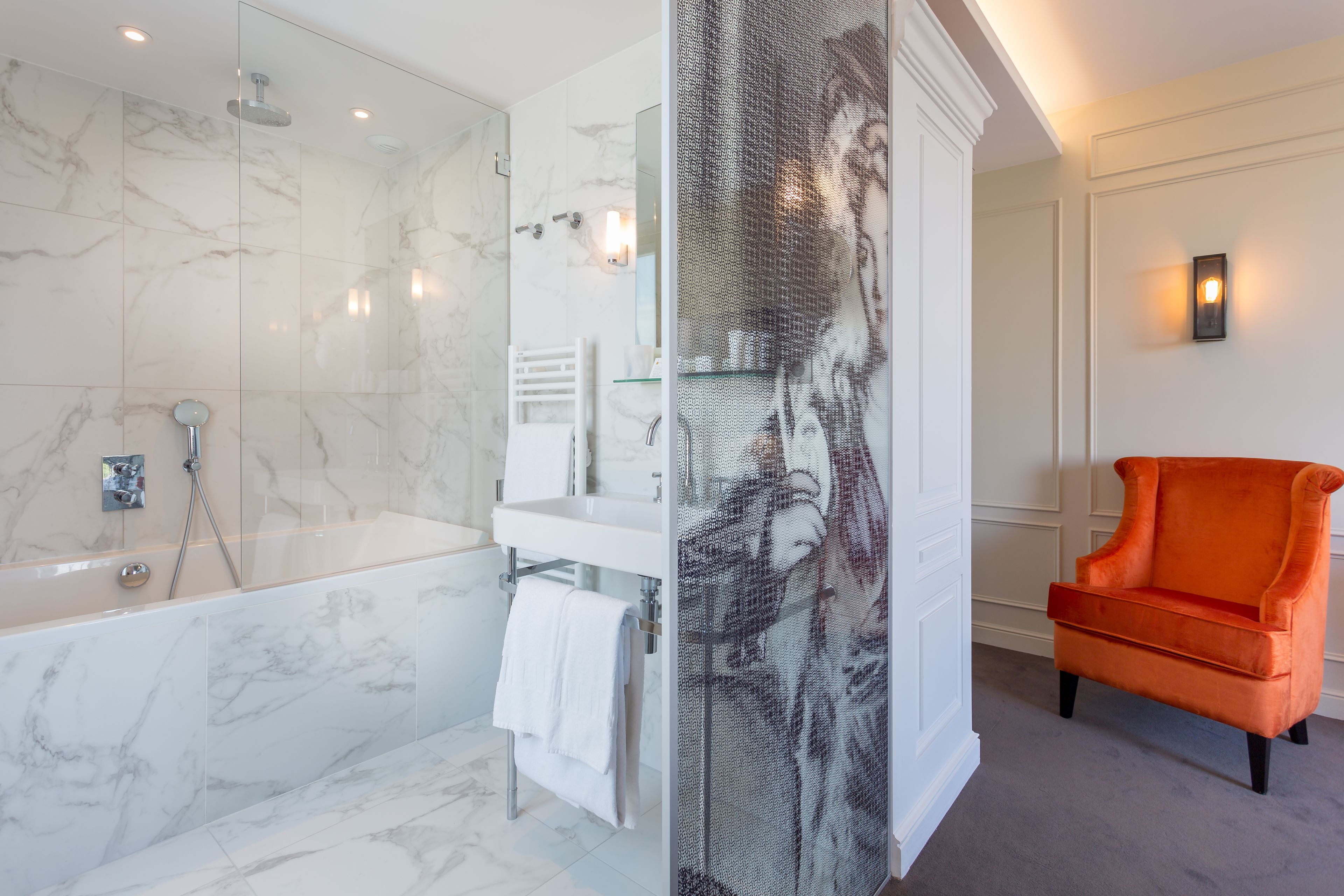 junior suite (royale), eiffel tower front view  | bathroom | slippers, towels