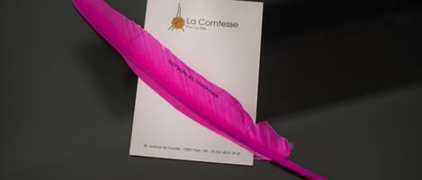A business card with the text "La Comtesse" and an address.