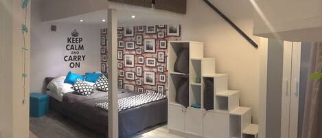 Estúdio econômico, banheiro privativo (Starowislna 80/2 Street) | Ferros/tábuas de passar roupa, Wi-Fi de cortesia