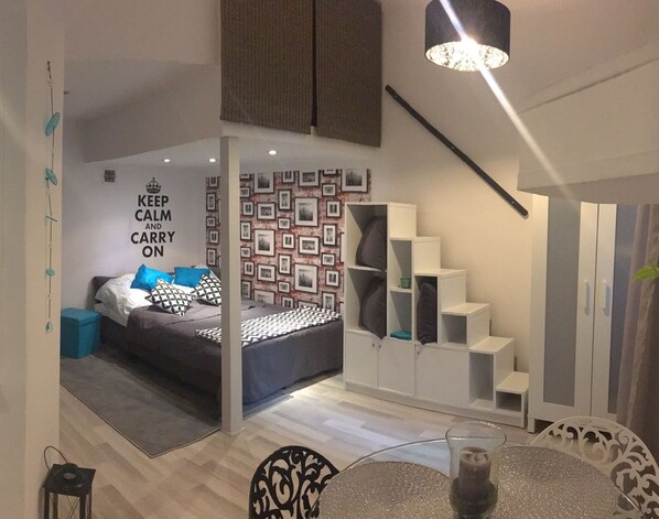 Economy-Studio, eigenes Bad (Starowislna 80/2 Street) | Bügeleisen/Bügelbrett, kostenloses WLAN