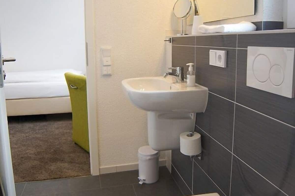 Baño | Regadera, amenidades de baño gratuitas, secadora de cabello, pantuflas
