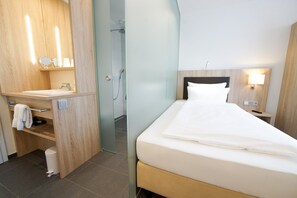 Economyplus Zimmer | Premium bedding, in-room safe, desk, soundproofing - Hotel Go2Bed (Weil am Rhein)