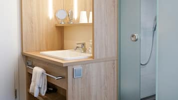 Economyplus Zimmer | Badezimmer | Dusche, kostenlose Toilettenartikel, Haartrockner, Hausschuhe