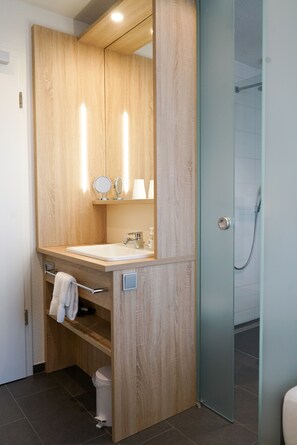 Economyplus Zimmer | Bathroom | Shower, free toiletries, hair dryer, slippers - Hotel Go2Bed (Weil am Rhein)