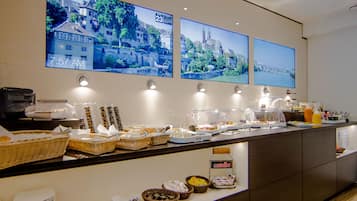 Tägliches Frühstücksbuffet (16.5 EUR pro Person)