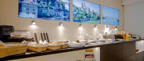 Daily buffet breakfast (EUR 16.5 per person)