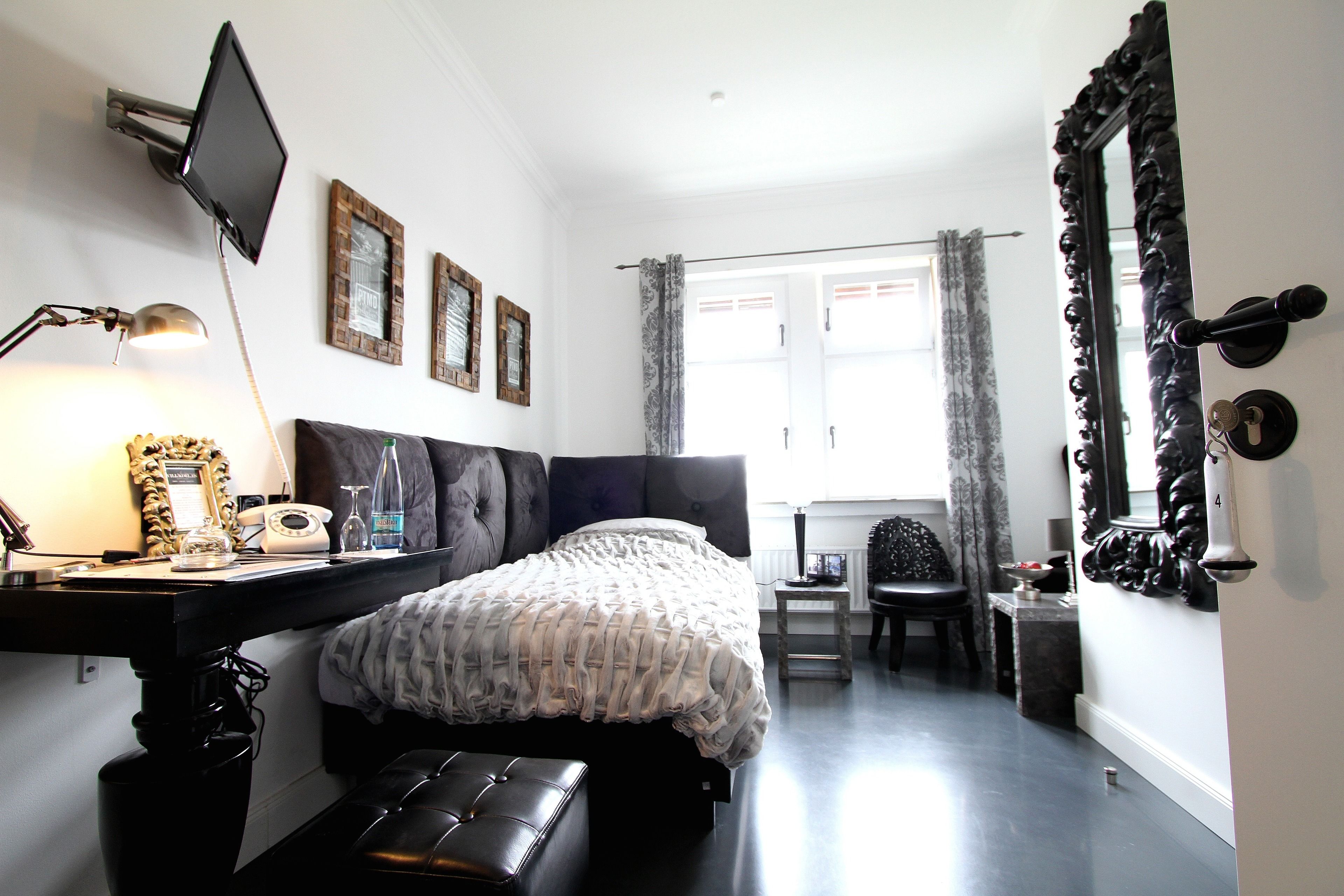 46-inch flat-screen tv with satellite channels, tv