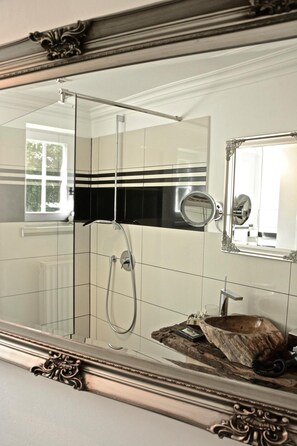 Designertoalettartikler, hårføner og badekåper