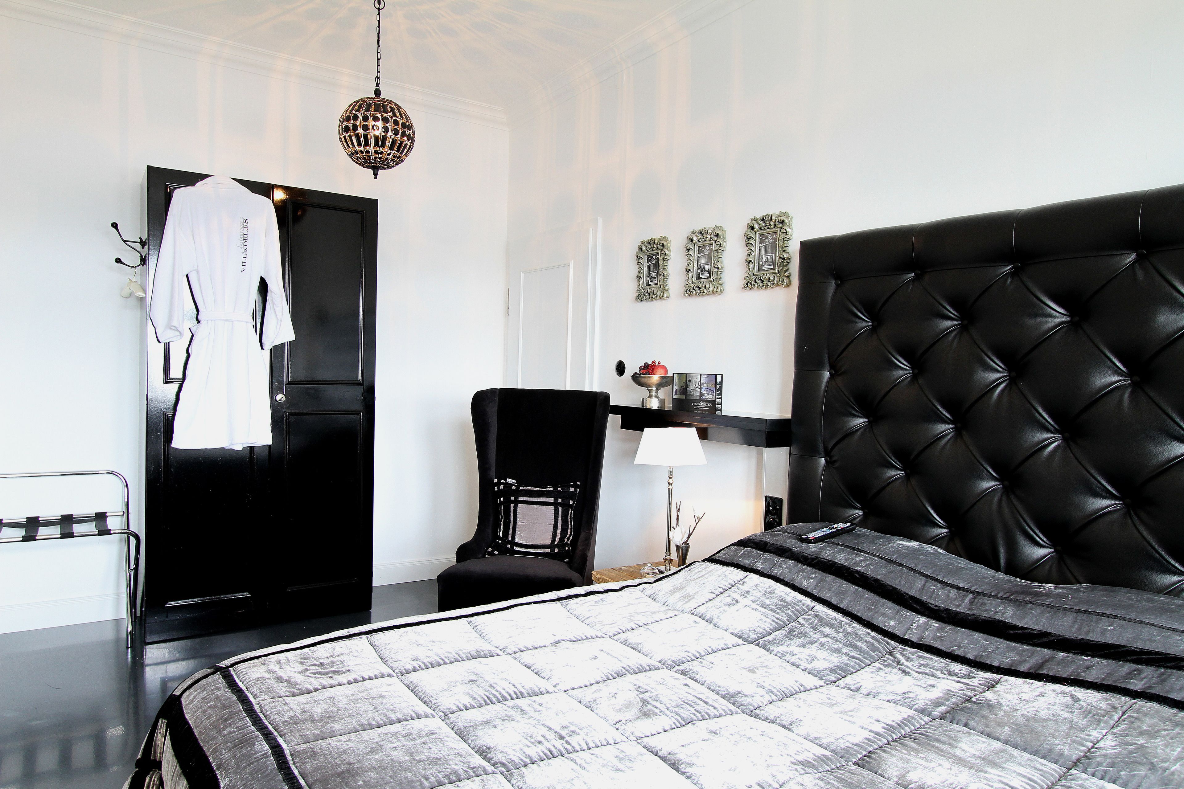 46-inch flat-screen tv with satellite channels, tv